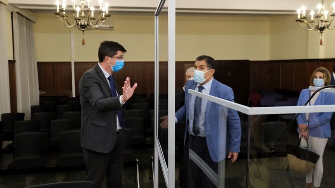 El consejero de Justicia, Juan Marín, y el presidente del TSJA, Lorenzo del Río, en una de las salas adaptadas con mamparas para celebrar juicios.