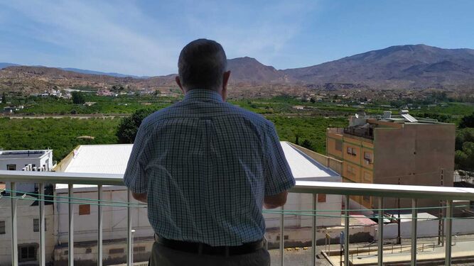 Juan Manuel mira al horizonte desde la terraza de su casa, en Gádor, tres días después de haber recibido el alta hospitalaria