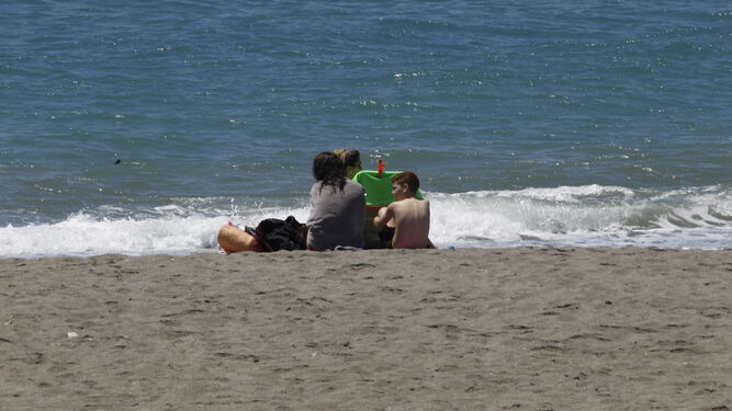 Fotogaler&iacute;a primer d&iacute;a de playa tras el confinamiento en Almer&iacute;a