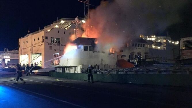 Sofocado en el Puerto de Almería el incendio en un buque intervenido por narcotráfico