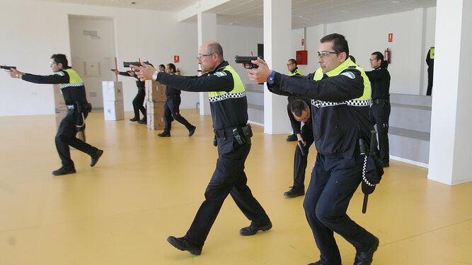 Policía Local de Almería haciendo prácticas de tiro.