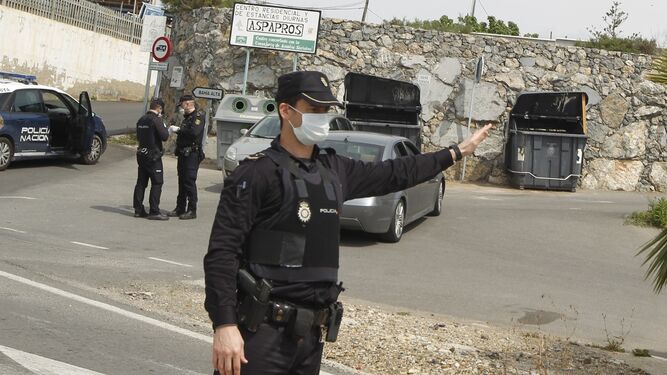 Policía Nacional realizando controles de tráfico durante la cuarentena.