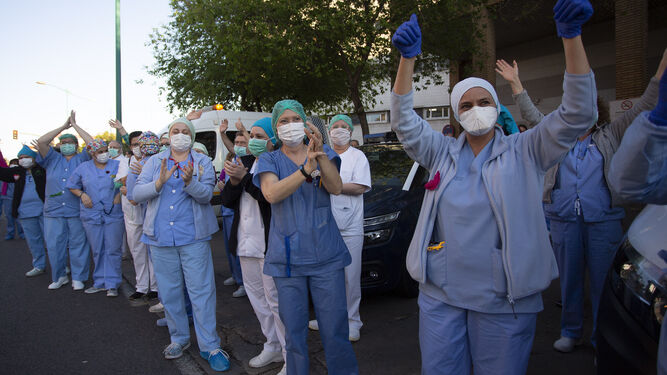 Sanitarios del Hospital Virgen Macarena de Sevilla, aplaudiendo.