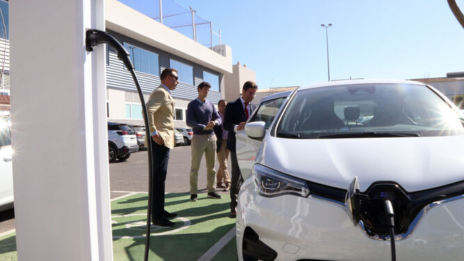 El alcalde de El Ejido en la entrega del vehículo eléctrico por parte de Syrsa Automoción