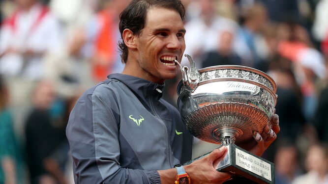 Rafael Nadal muerde el trofeo conquistado en la edición de Roland Garros del pasado año.