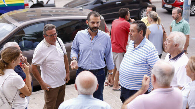 El alcalde, en una visita a los vecinos de Nueva Andalucía