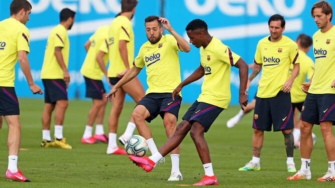 Los barcelonistas Ansu Fati y Jordi Alba, durante el primer entrenamiento con los equipos al completo.