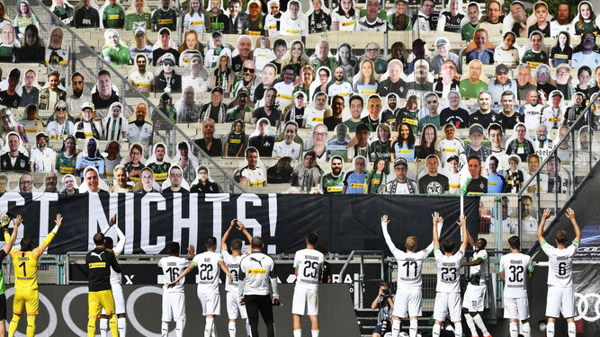 Los jugadores del Borussia Mönchengladbach saludan a la afición de cartón