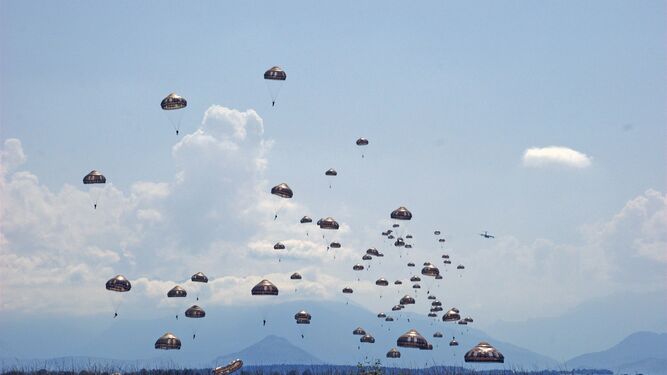 Momento del despliegue de paracaidistas desde un A400M.