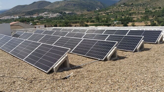 Placas solares instaladas en la azotea del Ayuntamiento de Fuente Victoria.