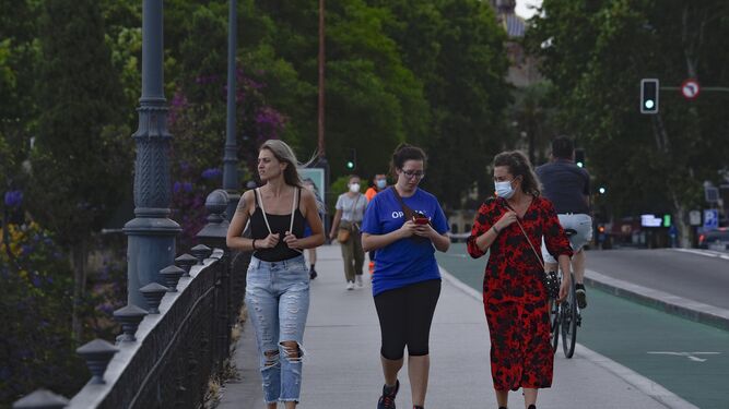 Tres mujeres pasean por Sevilla