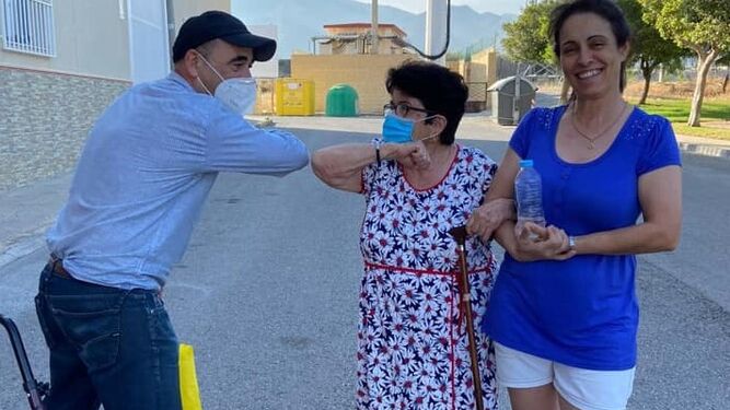 Los vecinos de Venta del Viso reciben mascarillas de manos del alcalde José Miguel Hernández