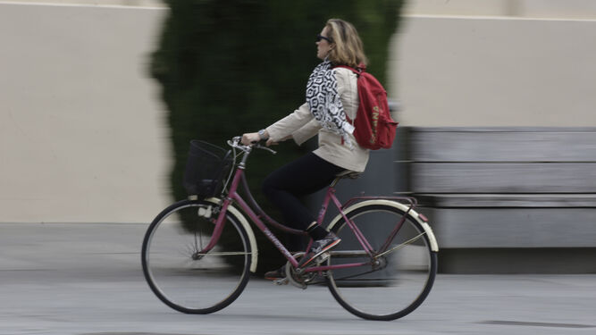 Una usuaria de bicicleta por el centro de Sevilla.