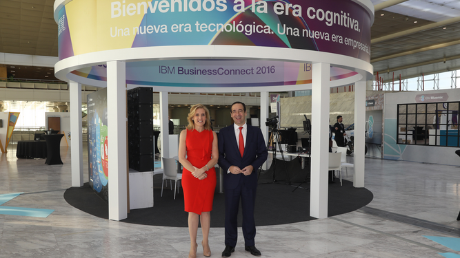 Marta Martínez, presidenta de IBM en España y Gonzalo Gortázar, consejero delegado de Caixabank