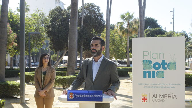 El alcalde y la concejal de Sostenibilidad, durante la presentación del Plan Botania en el parque Nicolás Salmerón