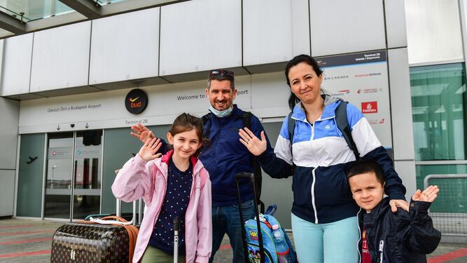 El entrenador almeriense de fútbol-sala Sergio Mullor y su familia, en el aeropuerto antes de su regreso a España
