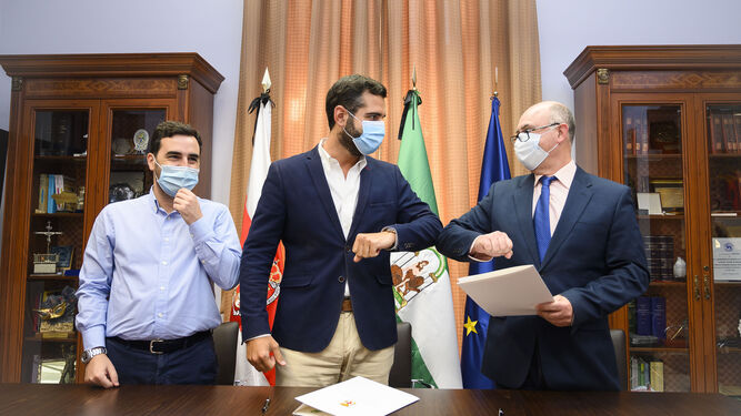 El alcalde y el presidente de Ashal 'estrechan' codos tras la firma del convenio de colaboración
