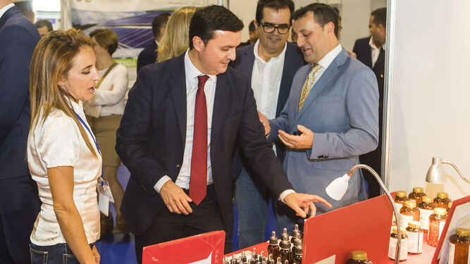 El presidente de la Diputación Provincial, Javier A. García, en una visita a un comercio.