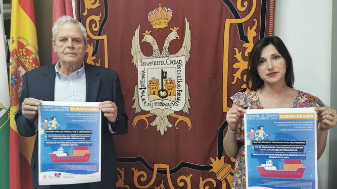El alcalde de Vera y la concejal de Comercio presentan el cartel de la campaña.