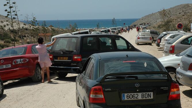 Controles en los accesos a las playas de Mónsul y Genoveses