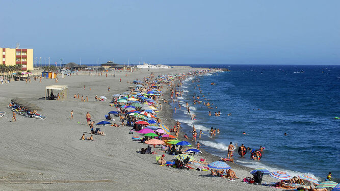 Playa de la Sirena Loca, una de las más célebres de Adra, en el Poniente Almeriense.