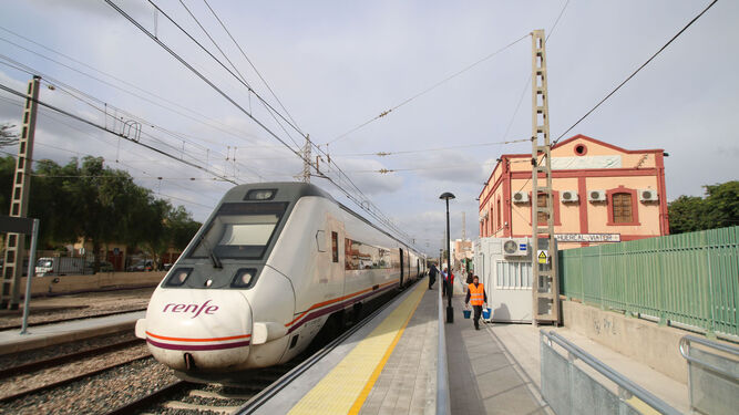El tren de Almería a Madrid vuelve a las vías pero con subida de precio.