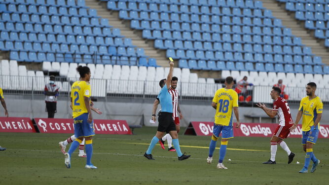La amarilla a Aguza, tan injusta como el gol anulado a Juan Muñoz.