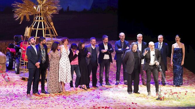 El equipo de 'La ternura', de Alfredo Sanzol, recoge el Max el mejor espectáculo de teatro el año pasado.