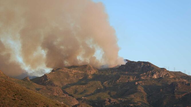 Im&aacute;genes del incendio forestal en Sierra Cabrera
