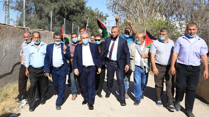 El primer ministro palestino, Mohammad Shtayyeh (c) llega este miércoles a la reunión de la OLP en Fasayil, cerca de la ciudad cisjordana de Jericó.