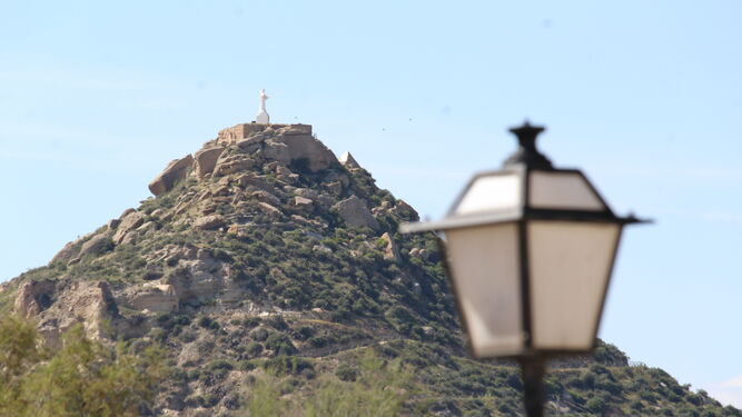 Cerro del Espíritu Santo visto desde una de las calles de la Vera actual.