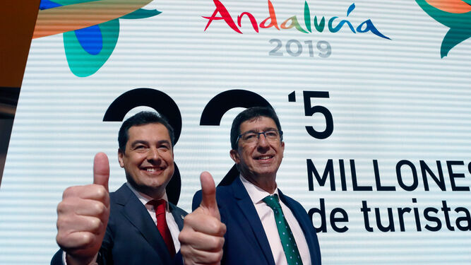 El presidente de la Junta  de Andalucía, Juanma Moreno , junto al vicepresidente, Juan Marín, en Fitur en 2019.