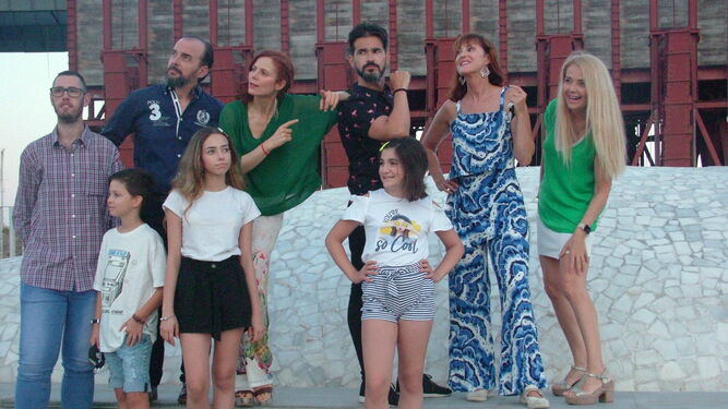 Grupo de actores de Almería encabezados por Nieves Gómez (derecha) que será la ayudante de dirección de la película.