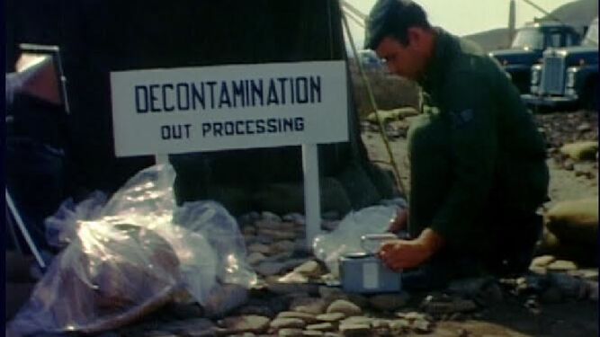 Imagen de archivo de un soldado norteamericano desarrolla tareas de descontaminación
