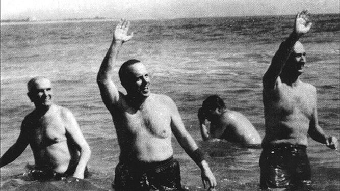 La mítica imagen de Manuel Fraga, y el embajador de Estados Unidos en España, Angier Biddle Duke , bañándose en la playa de Palomares