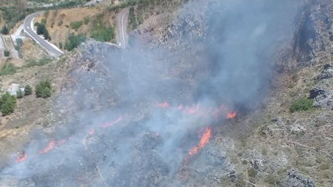 Imagen aérea del incendio forestal declarado en Enix hace unas horas.
