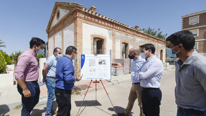 El diputado de Fomento, Óscar Liria, y el alcalde de Huércal-Overa, Domingo Fernández, han visitado el entorno de este histórico edificio para conocer ‘in situ’ los detalles del proyecto.