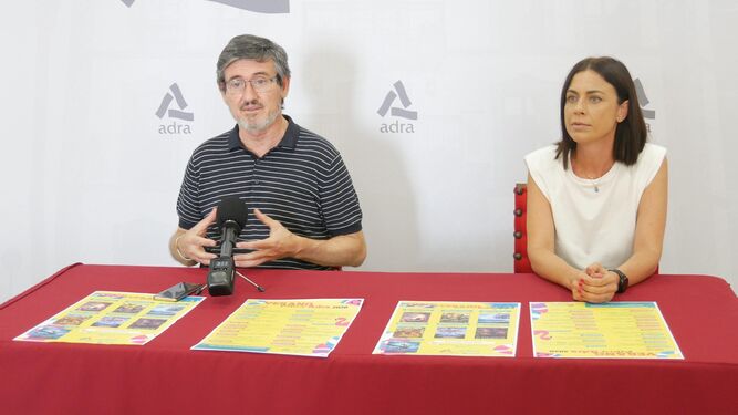 Manuel Cortés, alcalde Adra con la concejala Elisa Fernández presentando la programación cultural.