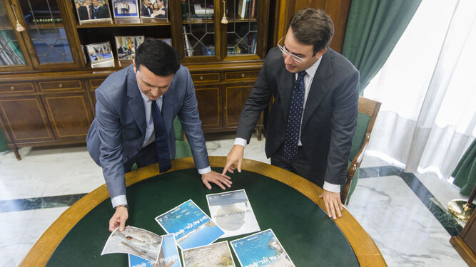 Javier A. García y Fernando Giménez examinan la campaña 'Sin ir más lejos... Almería'