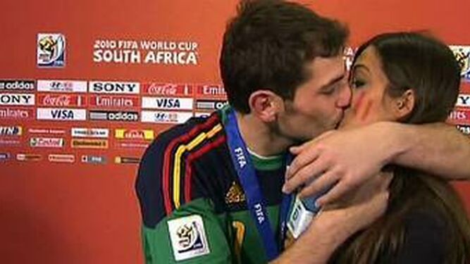 Casillas y Sara Carbonero en el inesperado beso al término de la final