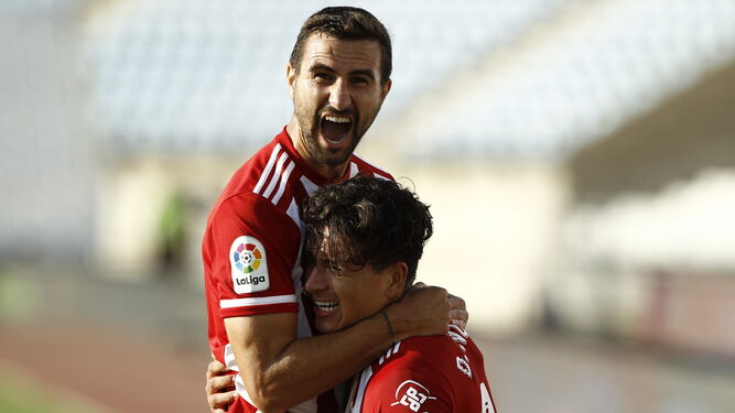 Juan Muñoz se abraza a Darwin Núñez para celebrar uno de los goles ante el Rayo