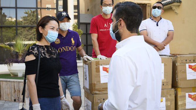 El alcalde agradece a la comunidad china en Almería su donación de 73.000 mascarillas