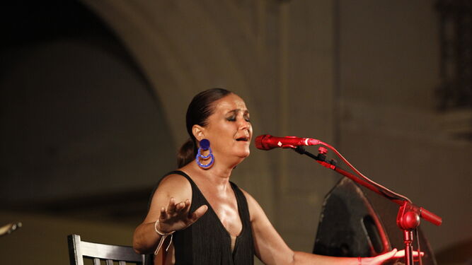 Sonia Miranda durante el recital que ofreció donde presentó del disco en homenaje a Valente.