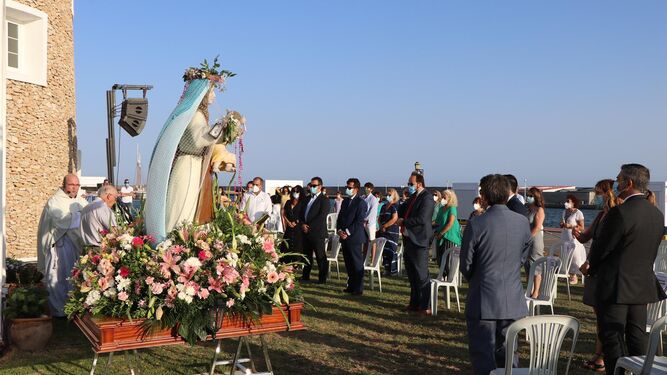 La Virgen del Carmen de Balerma en la misa marinera, en im&aacute;genes