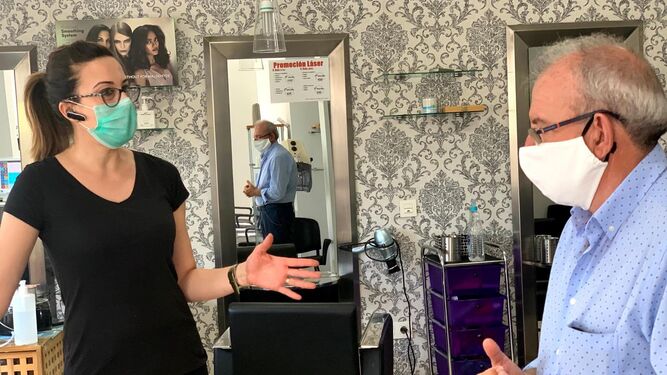 El alcalde de Vícar pide a la ministra de Hacienda que atienda las demandas de las peluquerías