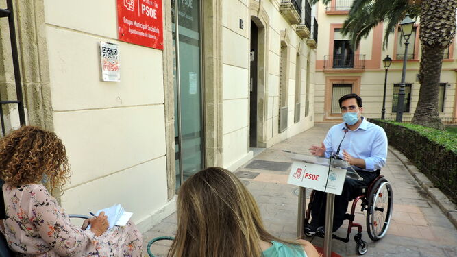 El concejal socialista Pedro Díaz, en la rueda de prensa ofrecida en la calle