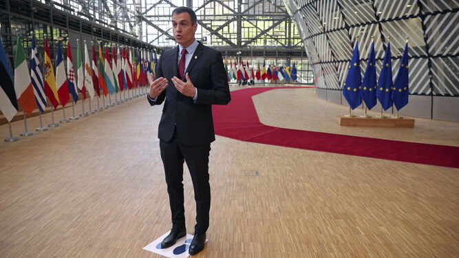 El presidente del Gobierno atiende a la prensa durante la cumbre de Bruselas.