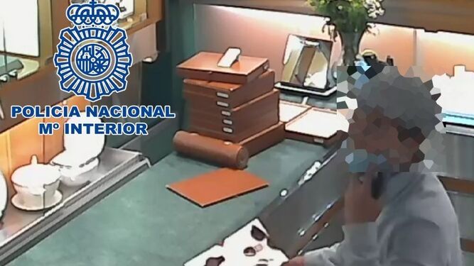 La Policía Nacional identifica al autor del robo en una joyería de Almería que utilizó el método de la muleta