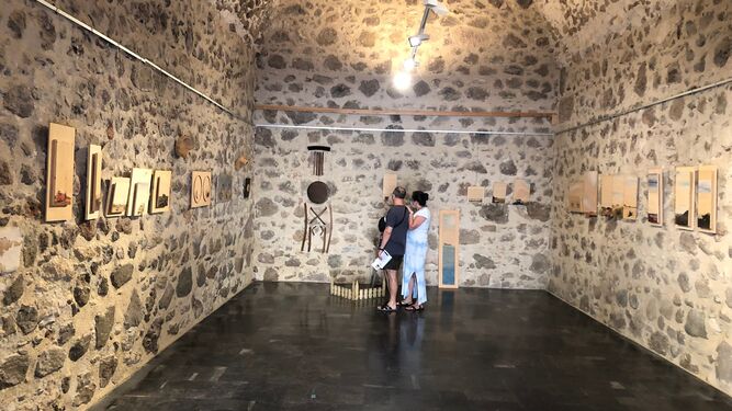 Visitantes en el Castillo de San Andrés viendo la exposición ‘MiCabo’ de Myriam Vela Blanca.