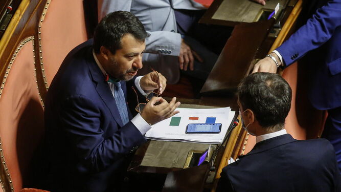 El líder ultraderechista, Matteo Salvini (i), conversa ayer en el Senado italiano.